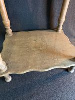 Petite table en bois naturel mouluré et gravé, à décor de br… (photo 4)