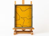 chevalet de peinture sur lequel est peinte une étoile jaune à l'arrière