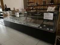 Une vitrine réfrigérée service arrière en inox et verre 4m E…