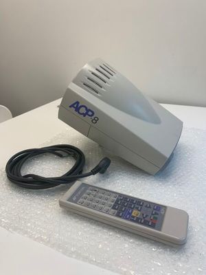 une télécommande posée sur une table à côté d'un téléviseur