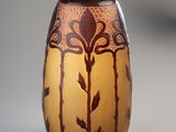 un vase orné d'un motif sur l'extérieur