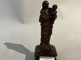 l'image d'une statue représentant une femme tenant un enfant dans ses bras