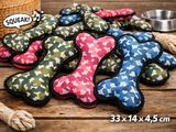 un gros plan sur un tas de jouets pour chiens posés sur une table en bois