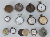 de nombreux modèles différents de montres de poche exposés sur la table