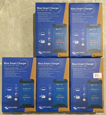 quatre boîtes de chargeurs « Smart » bleus posées sur une table