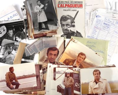 une pile de vieilles photos d'hommes et de femmes posée sur une table