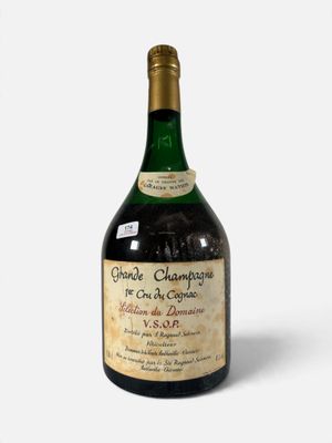 une bouteille de vin posée sur une table
