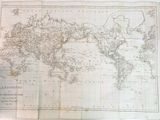 une vieille carte du monde sur laquelle est posé un stylo