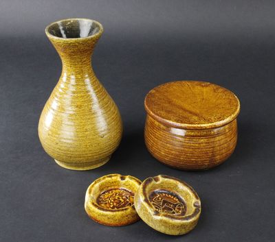 ACCOLAY: Lot comprenant 2 cendriers zodiaque, beurrier à eau… - Photo 1