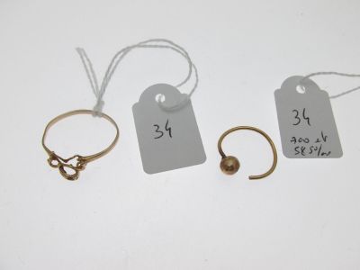 trois types différents d'anneaux et d'étiquettes sur un fond blanc