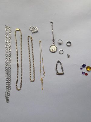 plusieurs types de colliers et de bracelets différents disposés sur une table