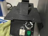 une machine posée sur un comptoir