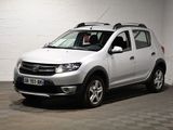 une photo d'une dacia blanche garée dans un garage