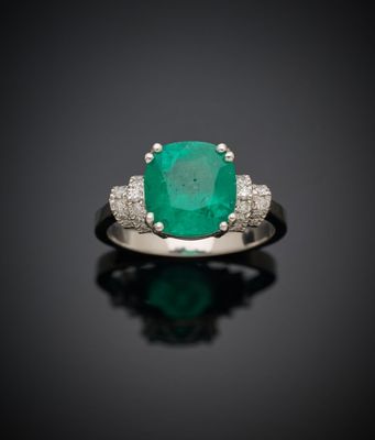 une bague en émeraude et diamant