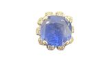 Gros plan sur une bague contenant une pierre bleue