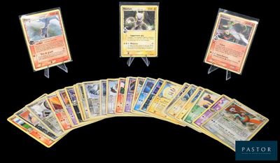 un lot de cartes posées sur une table