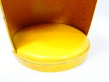 une chaise jaune avec un coussin jaune dans une boîte jaune