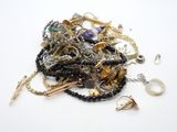 une pile de bijoux assortis sur une surface blanche