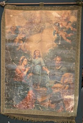 une tapisserie accrochée au mur d'une pièce où se trouve un tableau