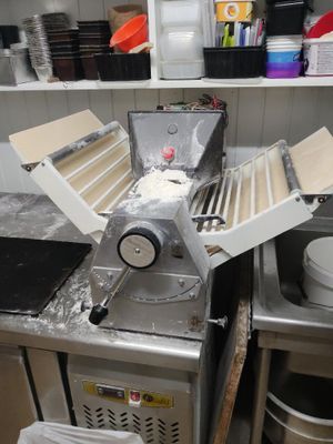 une photo d'une cuisine avec un coupe-pizza posé sur le plan de travail
