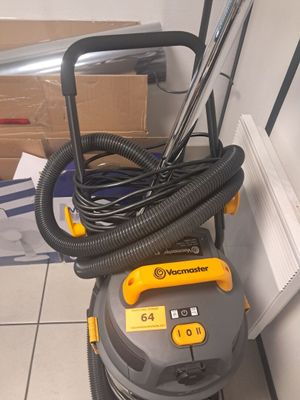 un aspirateur posé sur le sol à côté d'une boîte