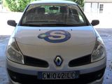 la photo d'une voiture garée dans un garage