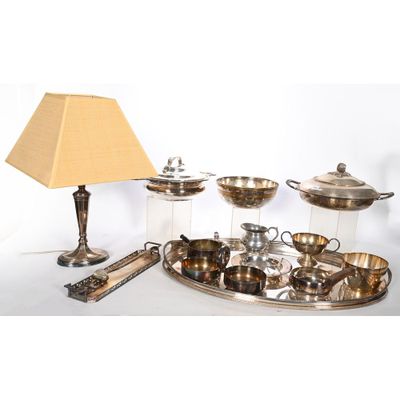 un plateau en argent sur lequel se trouvent une lampe et un abat-jour