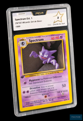 gros plan d'une carte pokemon sur fond noir