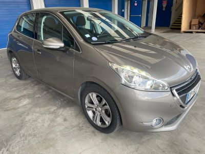 une voiture grise garée dans un garage, à côté d'une porte de garage bleue
