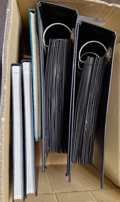 1 carton contenant 5 classeurs de timbres du monde entier ne…