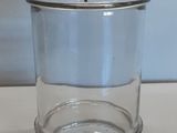 un bocal en verre avec un couvercle en verre posé sur une table