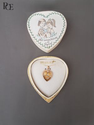 une boîte en forme de cœur sur laquelle figure l'image d'un homme et d'une femme