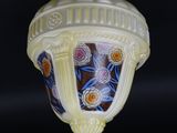un gros plan d'un luminaire sur fond noir