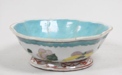 un bol bleu orné de fleurs, posé sur une table
