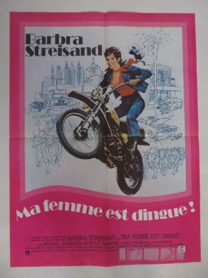 affiche de film représentant une femme à moto dans une rue de la ville