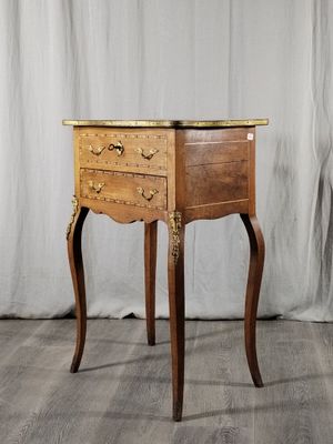l'image d'une petite table en bois munie d'un tiroir