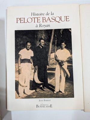 un livre sur lequel figure la photo d'un homme et d'une femme tenant une batte de baseball