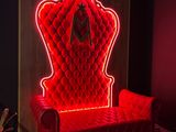 une chaise rouge sur laquelle est apposé un logo « Star Trek »