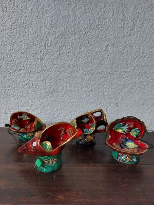 trois œuvres d'art posées sur une table en bois