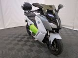 une moto posée par terre dans la pièce