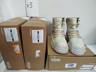 trois cartons de chaussures empilés les uns sur les autres
