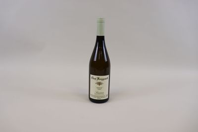 une bouteille de vin posée sur une table