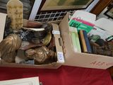 une boîte remplie d'objets divers posée sur une table rouge