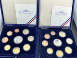 Deux pièces d'argent et d'or se trouvent dans un étui bleu