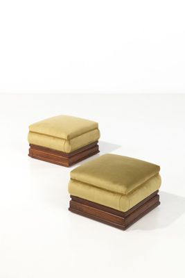 paire de poufs dans le style du début du XXe siècle