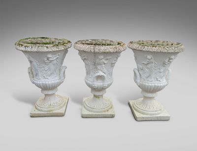 Suite de trois vases Médicis En pierre reconstituée à décor … - Photo 1