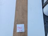 quelques morceaux de bois posés sur une table, à côté d'une pile de sacs