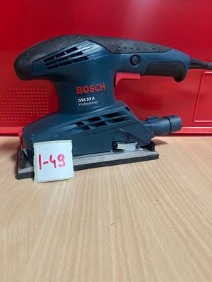 un gros plan d'une ponceuse orbitale Bosch posée sur une table