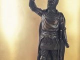 une statue représentant un homme tenant un oiseau dans la main