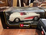 une boîte contenant une petite voiture posée sur une table